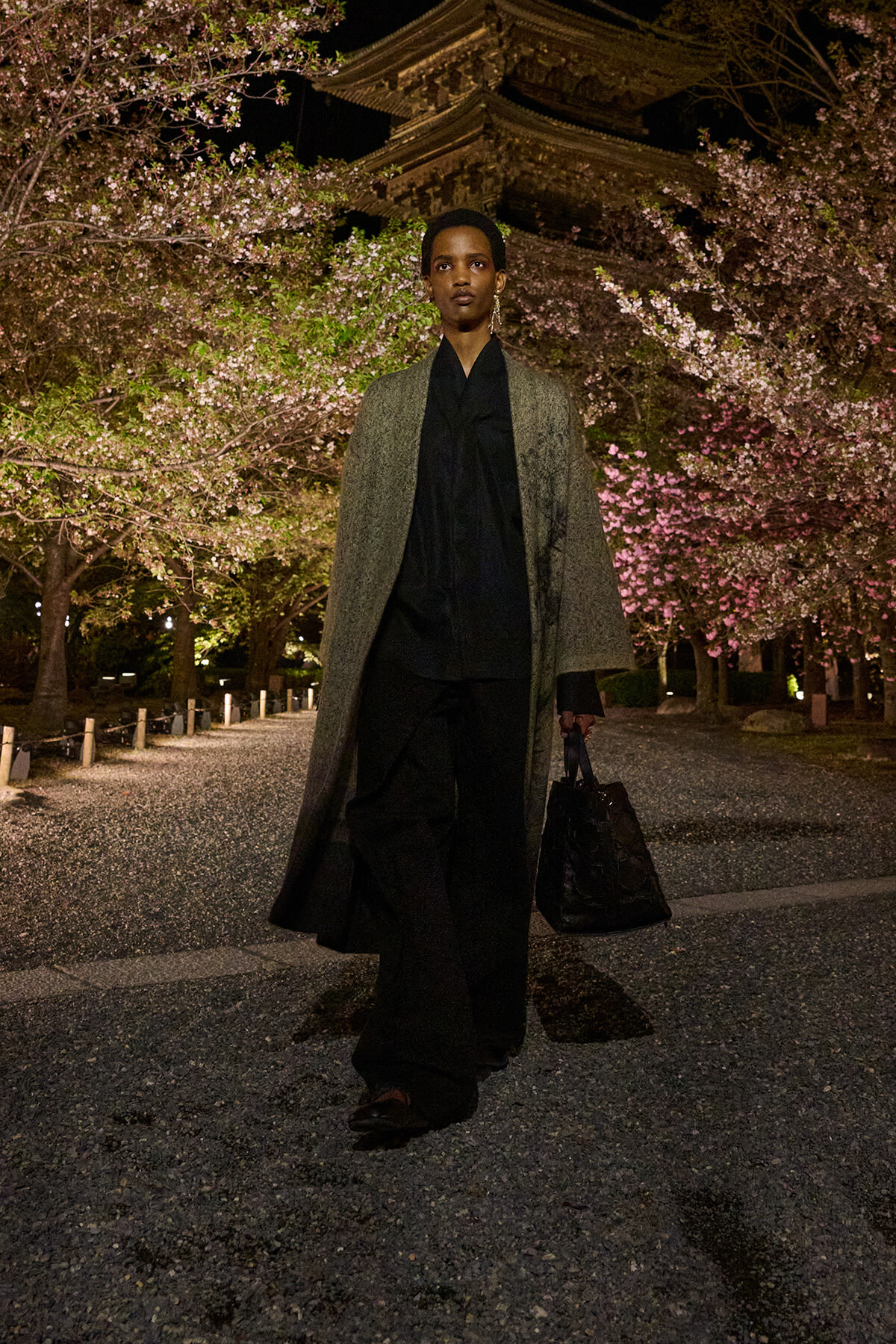 CATWALK Dior, GIVENCHY まとめ売り ディオールの2025年フォール コレクション、京都・東寺の庭園を舞台に